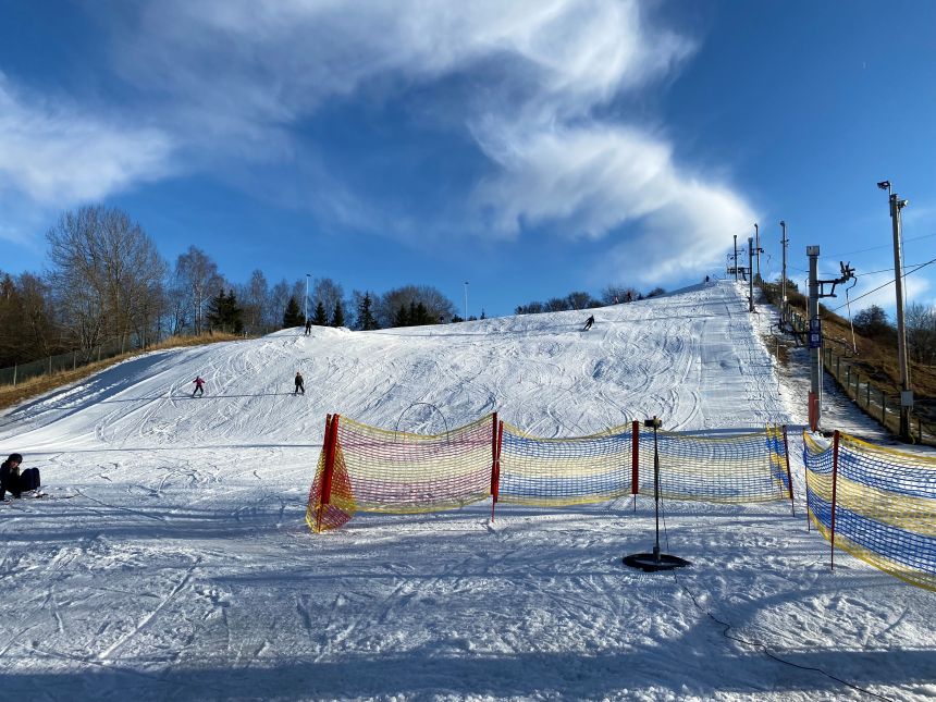 Skidbacke med skidåkare