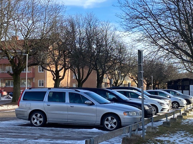 Parkeringsplatser och bilar