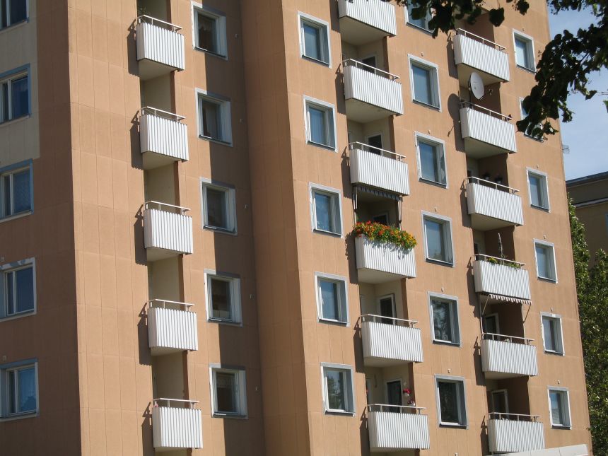 Beige lägenhetshus utifrån