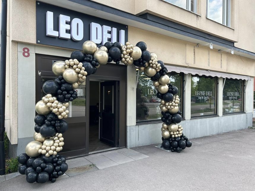 Entre till Leo Deli med balkonger utanför