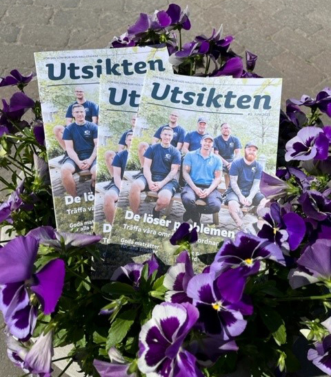 Tidningen Utsikten ligger på en bukett blommor