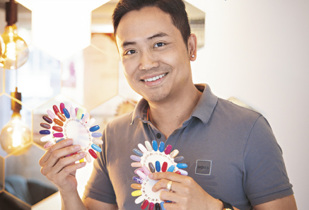 Glad kille som håller i lösnaglar för omslagsbild till tidningen Utsikten