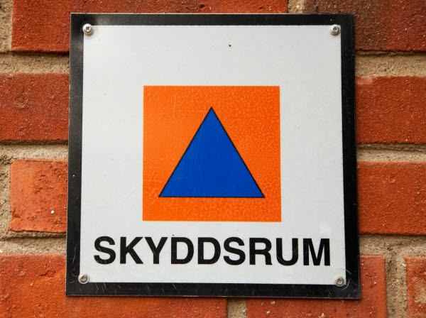 En skylt med texten Skyddsrum