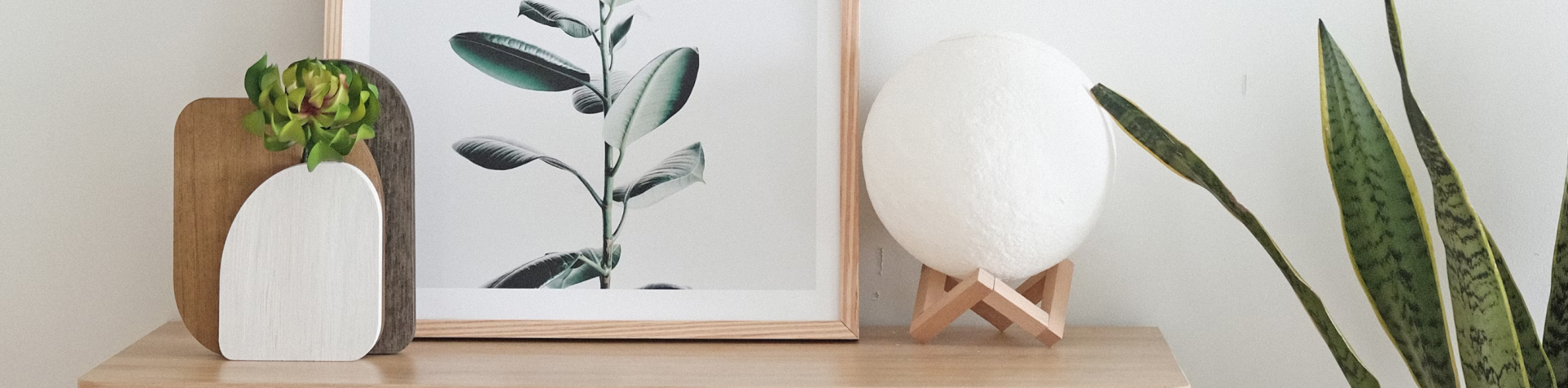 En byrå med saker på