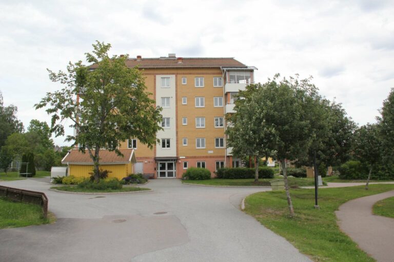 Lägenhetshus med träd framför