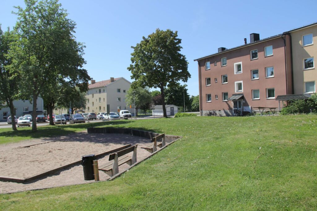 Sandlåda utanför lägenhetshus