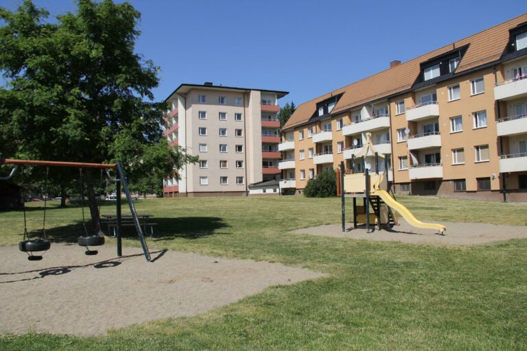 Lekpark med lägenhetshus bakom i området Lövboås