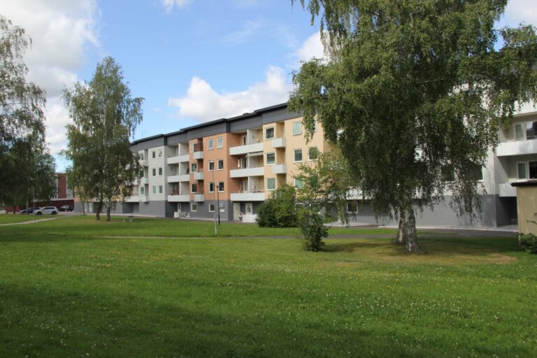 Stor grönyta utanför lägenhetshus i Hallstahammar centrum