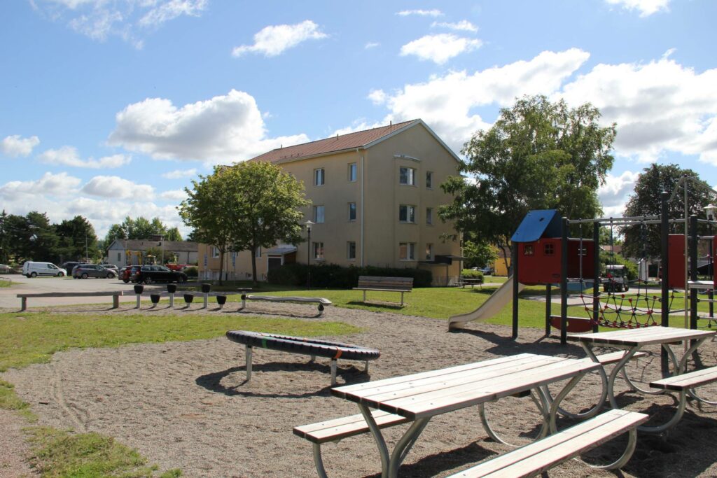 Stor lekpark utanför lägenhetshus