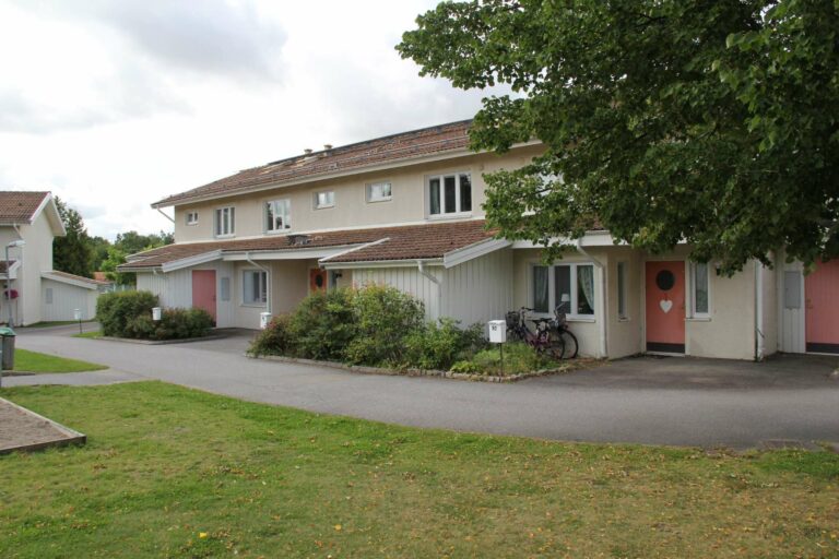 Tvåplans radhus med grönyta framför