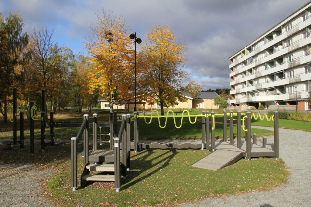 Lekpark i anslutning till lägenhetshus