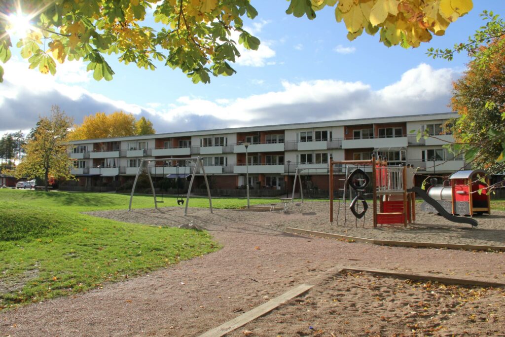 Stor lekpark med lägenhetshus bakom i området Östra Nibble