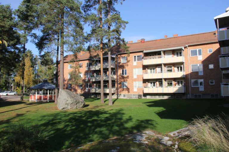 Ett lägenhetshus i området Fredhem i Hallstahammar