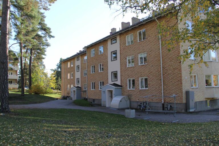 Ett lägenhetshus i området Fredhem i Hallstahammar