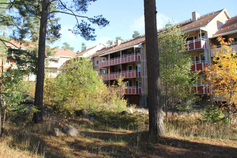 Flera lägenhetshus i området Fredhem i Hallstahammar