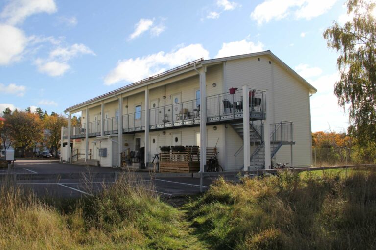 Ett lägenhetshus i området Fredhem i Hallstahammar