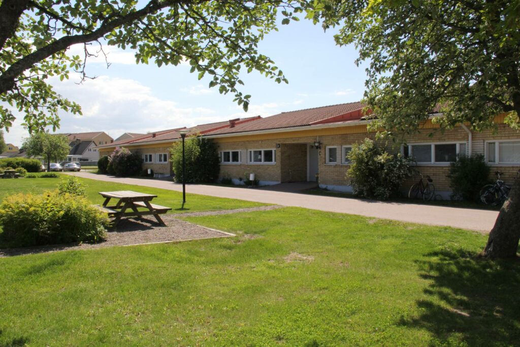 Grönyta med radhus framför