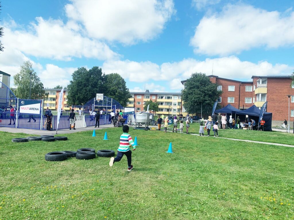 Ett barn som springer på en äng