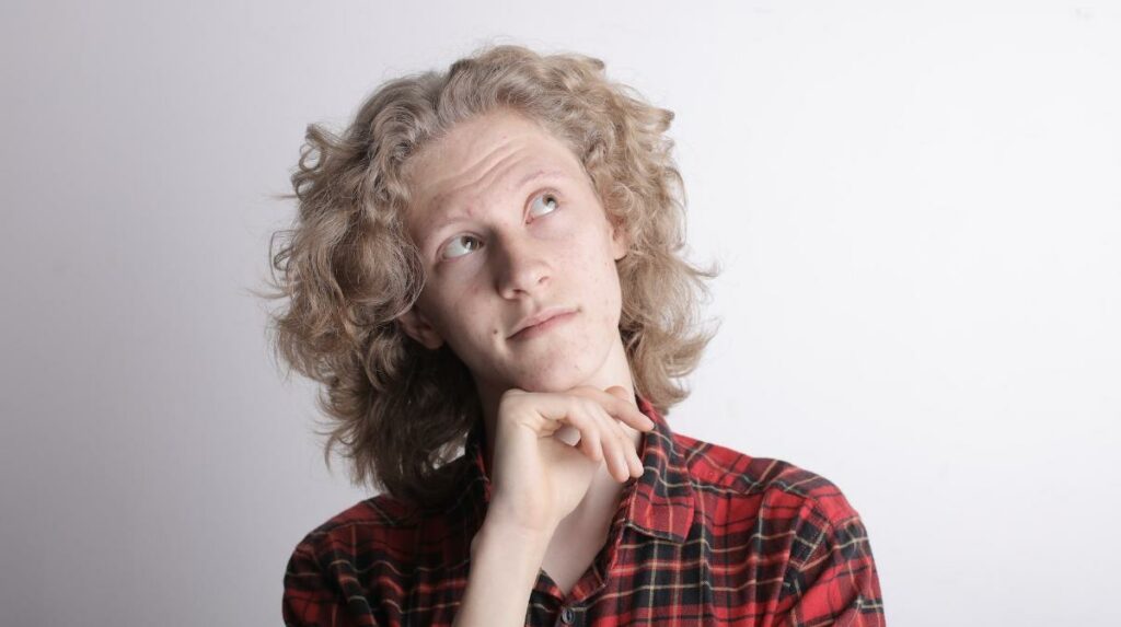 Man ser fundersam ut och kollar upp i taket