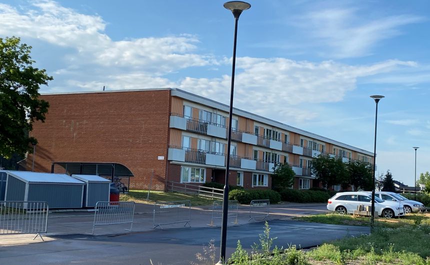 Parkeringsplatser utanför lägenhetshus