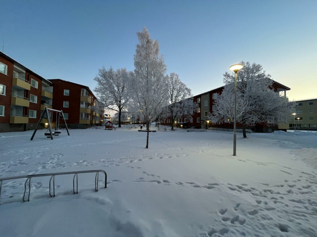Innegård vid lägenhetshus med mycket snö