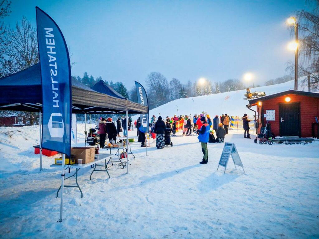 Skidbacke med människor som åker skidor