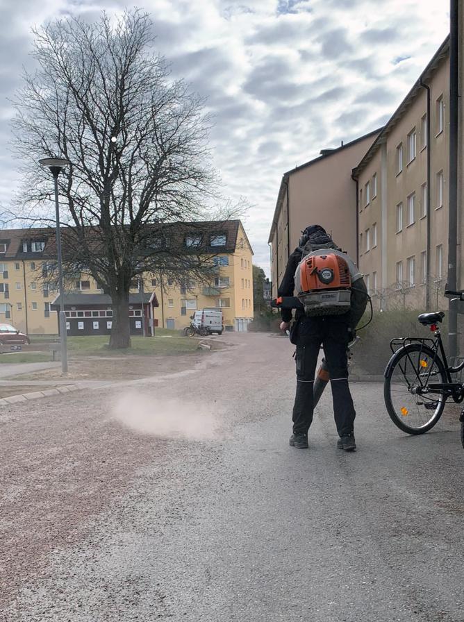 Samla grus med lövblås
