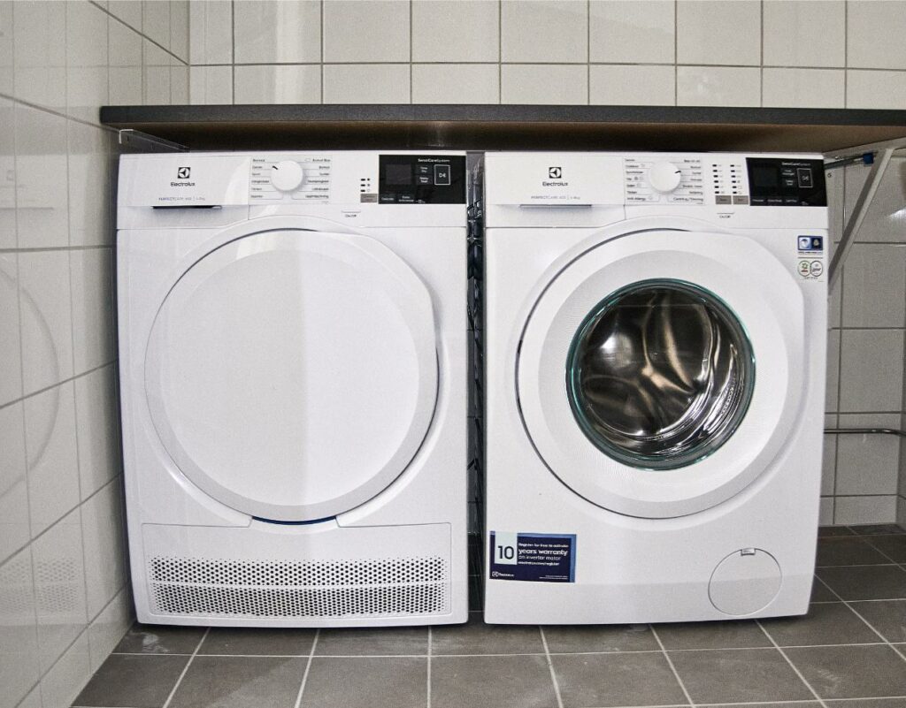 Interiör tvättmaskin och torktumlare