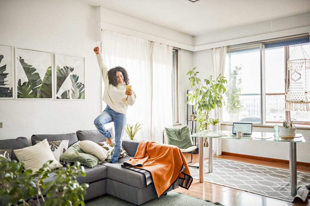 Tjej hoppar i soffan